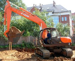 Запчасти для гусеничного экскаватора UMG E180R